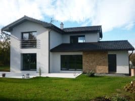 Novostavba rodinného domu s šedými plastovými okny 